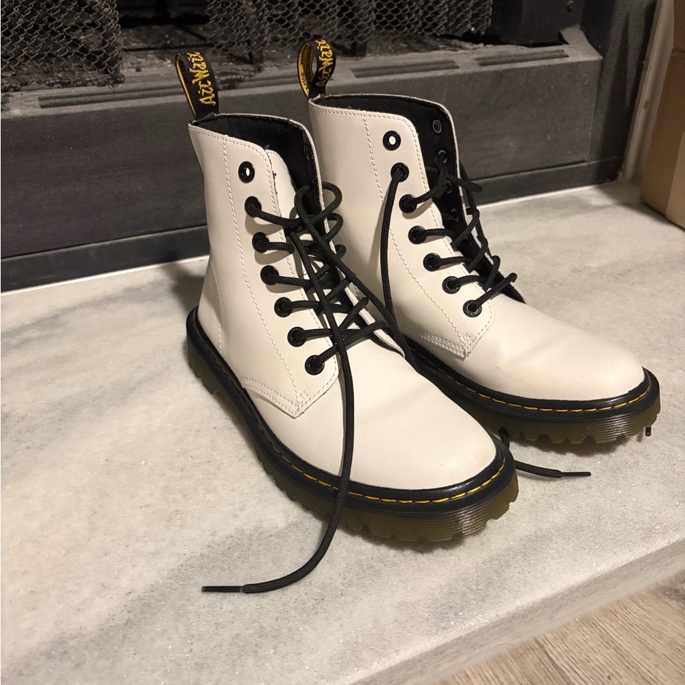 NWOT Dr. Marten white Luana boots size 8